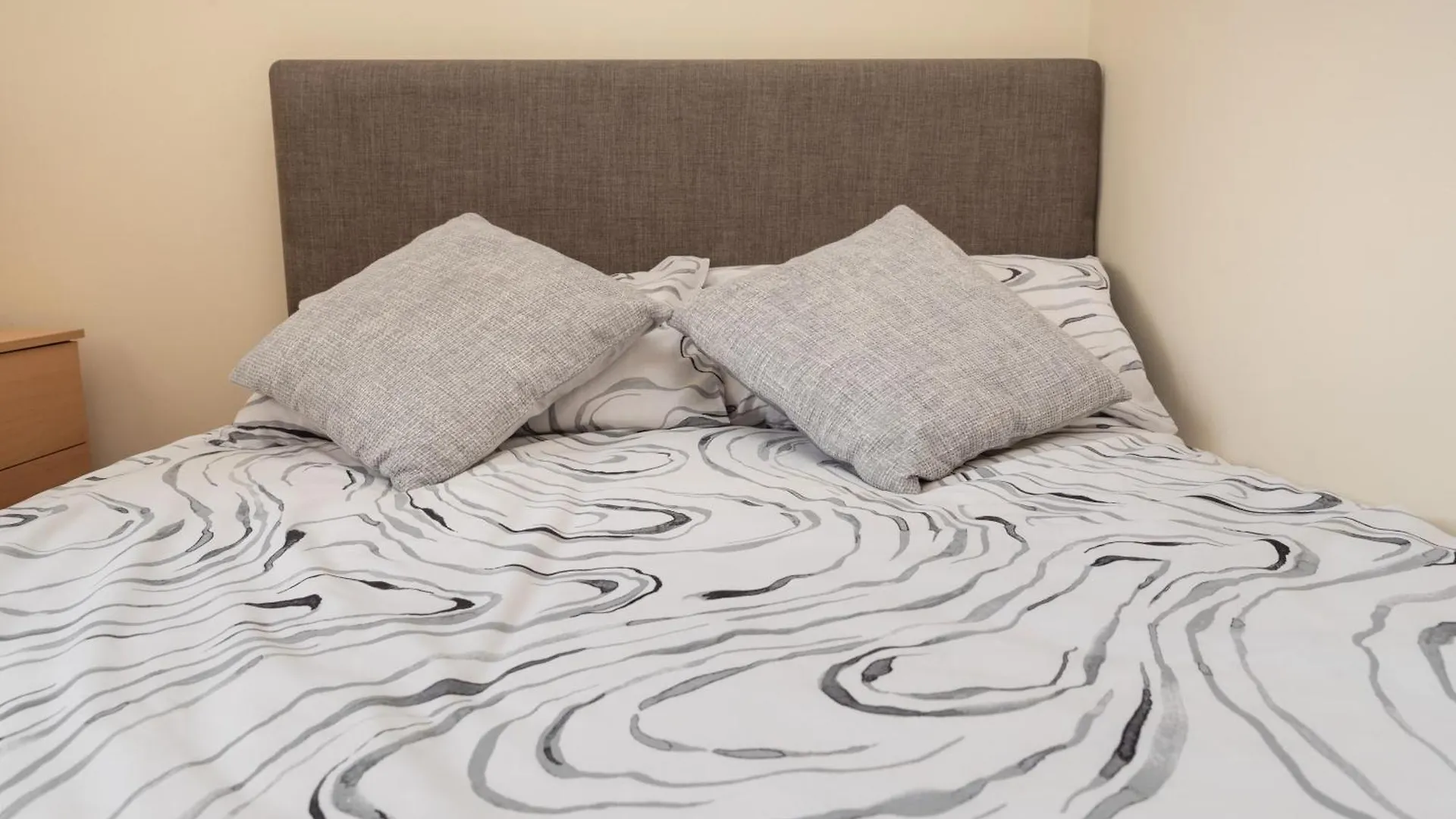Cozy One Bedroom - Cardiff City Centre Apartment בריטניה